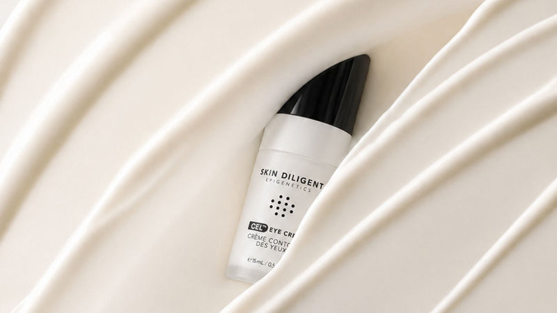 CEL Creme Contour des Yeux Skin Diligent, flacon 15 ml sur texture de creme