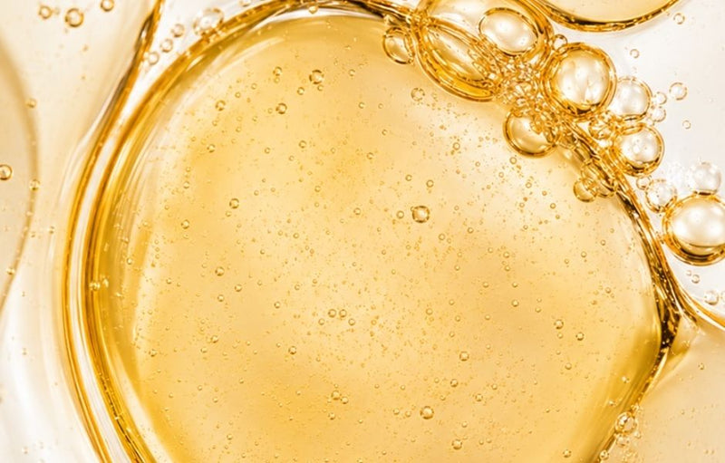 Texture huileuse dorée du sérum Vitamin C Sérum-en-Huile de Skin Diligent